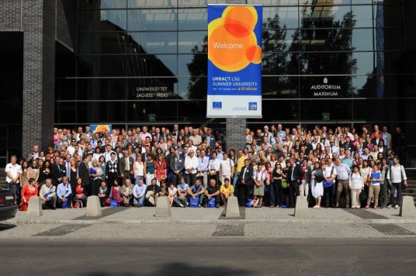Group Picture in front of the Auditorium Maximum University Building