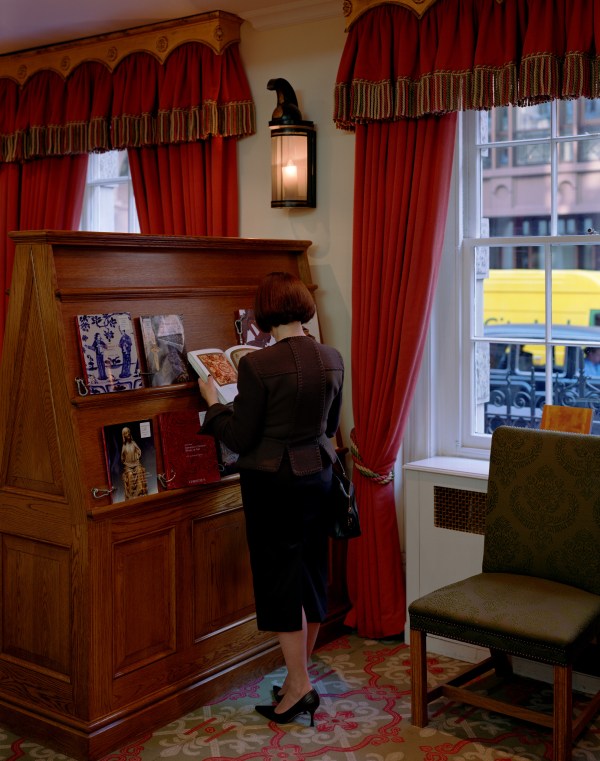 Jeff Wall, A woman consulting a catalogue, 2005, lightbox 148 x 116.6 cm, Courtesy of the artist